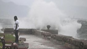 Warga dan wisatawan menggambarkan ketakutan mereka ketika Badai Melissa menghantam Jamaika dengan kekuatan luar biasa, menjadikannya badai terkuat yang pernah melanda negara kepulauan Karibia tersebut dalam sejarah modern.
Penduduk lokal dan turis me