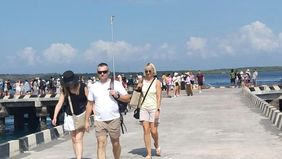 Kementerian Pariwisata bersama Pemerintah Daerah Bali terus memantau pelaksanaan proyek pembangunan lift kaca di kawasan wisata Nusa Penida, Bali. Pemantauan dilakukan untuk memastikan proyek tersebut berjalan sesuai regulasi yang berlaku serta tetap