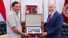 Menteri Pertahanan Republik Indonesia Sjafrie Sjamsoeddin menerima kunjungan kehormatan dari mantan Gubernur Jenderal Australia, H.E. General (Purn.) David John Hurley, di kantor Kementerian Pertahanan pada Rabu (29/10). Pertemuan tersebut bertujuan