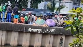 Korban merupakan pengendara sepeda motor. Kondisinya mengenaskan saat dievakuasi warga.