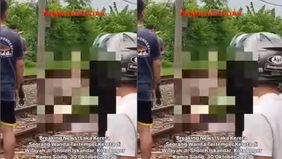 Seorang wanita tertemper kereta di perlintasan wilayah Underpass Jalan Sholeh Iskandar, Kota Bogor pada Kamis siang, 30 Oktober 2025.