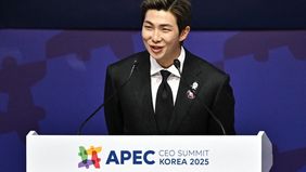 Leader grup BTS, RM, mencetak sejarah baru di APEC CEO Summit dengan menjadi artis K-pop pertama yang tampil sebagai pembicara utama dalam forum bergengsi tersebut. 