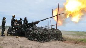 Kepala Staf TNI Angkatan Darat (KSAD) Jenderal TNI Maruli Simanjuntak menunjukkan kemampuannya menembak drone yang disimulasikan sebagai &ldquo;pesawat musuh&rdquo; menggunakan senjata berat artileri pertahanan udara di wilayah Jawa Tengah.