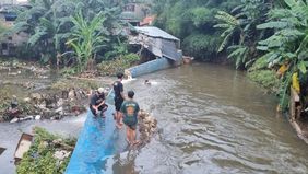 Ketua RW 06 Kelurahan Jati Padang, Pasar Minggu, Jakarta Selatan, Abdul Kohar mengungkapkan penyempitan lahan menjadi penyebab utama jebolnya tanggul yang dikenal warga sebagai Tanggul Baswedan.