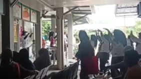 Video petugas Puskesmas Walantaka, Banten yang asyik melakukan senam meski pasien mulai berdatangan baru-baru ini viral di media sosial. Momen ini menarik perhatian warganet dan membuat Puskesmas di Banten itu mendadak menjadi sorotan.