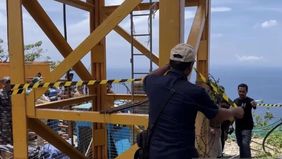 Panitia Khusus Tata Ruang, Aset, dan Perizinan (Pansus TRAP) DPRD Provinsi Bali memutuskan untuk menghentikan sementara pembangunan lift kaca di tebing Pantai Kelingking, Nusa Penida, Kabupaten Klungkung.