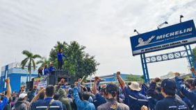 Pemerintah Kabupaten Bekasi, Jawa Barat, memanggil manajemen PT Multistrada Arah Sarana Tbk, produsen ban yang beroperasi di Desa Karangsari, Kecamatan Cikarang Timur. Pemanggilan tersebut dilakukan menyusul keputusan perusahaan yang lakukan PHK.