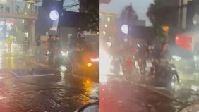 Banjir merendam kawasan Jalan Ciledug Raya, tepatnya di depan Hotel Fontana, Cipulir, Kebayoran Lama, Jakarta Selatan, pada Jumat malam, 31 Oktober 2025.