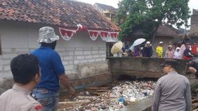 Banjir bandang melanda wilayah Garut, Jawa Barat, tepatnya di Desa Sukalaksana, Kecamatan Banyuresmi, pada Kamis sore. Hujan deras yang mengguyur kawasan itu sejak siang hari menyebabkan sungai di sekitar permukiman meluap dan menerjang ratusan rumah