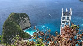Polemik proyek lift kaca di Pantai Kelingking, Nusa Penida, Klungkung, memasuki babak baru. Gubernur Bali, I Wayan Koster, pada Selasa, 11 November 2025 resmi menerima rekomendasi dari Dewan Perwakilan Rakyat Daerah (DPRD) Provinsi Bali terkait masa 
