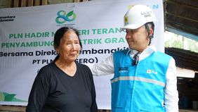 Setelah dua tahun hidup dalam kegelapan, Ni Wayan Jarniti akhirnya bisa menikmati terang di rumah sederhananya di Desa Tangkura, Kecamatan Lore Peore, Kabupaten Poso, Sulawesi Tengah. Malam itu, cahaya lampu pertama kali menembus dinding kayu rumahny