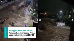 Hujan deras yang mengguyur wilayah Tangerang Selatan sejak Jumat sore, 31 Oktober 2025 menyebabkan debit air di sejumlah sungai meningkat drastis.