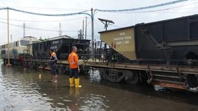 PT Kereta Api Indonesia (KAI) melakukan peninggian jalur rel di perlintasan Jalan Kaligawe, yang menghubungkan Stasiun Semarang Tawang hingga Stasiun Alastua, dengan ketinggian sekitar 30 sentimeter.
