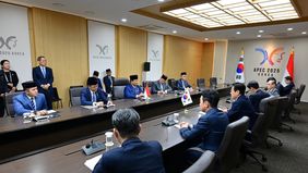 Presiden Republik Indonesia Prabowo Subianto melakukan pertemuan bilateral dengan Presiden Republik Korea Lee Jae Myung di sela-sela Konferensi Tingkat Tinggi (KTT) Kerja Sama Ekonomi Asia Pasifik (APEC) 2025, yang berlangsung di Hwabaek Internationa