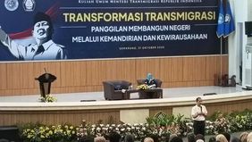 Menteri Transmigrasi Iftitah Sulaiman Suryanagara menegaskan bahwa program transmigrasi tidak boleh dipahami hanya sebagai proses memindahkan penduduk dari satu wilayah ke wilayah lain, melainkan sebagai upaya menyeluruh untuk mengembangkan kawasan d