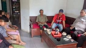 Kasus tak biasa terjadi di Kecamatan Tumpang, Kabupaten Malang. Seorang remaja berusia 17 tahun berinisial TFSmelaporkan ibunya sendiri ke polisi melalui layanan darurat 110 setelah mengaku dipukul karena tidak mau membereskan tempat tidur.