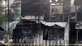 Suasana malam di kawasan Pasir Hayam, Jebrod, mendadak mencekam setelah terjadi kecelakaan antara truk tangki Bahan Bakar Minyak (BBM) dan sebuah truk parkir, Sabtu malam 1 November 2025. 
