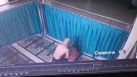 Seorang wanita muda menjadi korban dugaan pelecehan saat sedang menunaikan salat di sebuah masjid di Jalan Udang, Kelurahan Garuntang, Kecamatan Bumi Waras, Kota Bandar Lampung, pada Jumat, 31 Oktober 2025. Aksi keji tersebut terekam kamera dan kini 