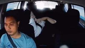 Video yang memperlihatkan seorang penumpang asal Korea Selatan yang terjebak macet selama dua jam di Jalan Layang Antasari, Jakarta viral di media sosial. 
