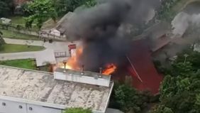 Kebakaran terjadi di salah satu restoran yang berlokasi di depan kawasan Grand Kamala Lagoon, Bekasi, pada Minggu 2 November 2025. 
