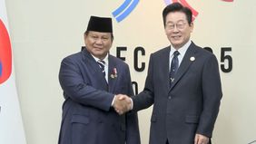 Presiden Republik Indonesia, Prabowo Subianto, menunjukkan pendekatan diplomasi yang hangat dan bersahabat saat bertemu Presiden Republik Korea, Lee Jae-myung, di sela-sela Konferensi Tingkat Tinggi (KTT) APEC 2025 di Gyeongju, Sabtu (1/11).