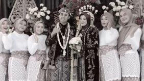 Momen haru datang dari sebuah acara pernikahan yang diwarnai kisah pilu. Bukan karena kemewahan pesta atau kemeriahan tamu, melainkan karena sang pengantin pria menghembuskan napas terakhir tak lama setelah akad nikah berlangsung.