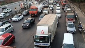 Sedikitnya 20 orang meninggal dan banyak lainnya terluka dalam tabrakan langsung (head-on) antara sebuah bus dan truk pengangkut kerikil pada Senin, 3 November 2025, di Negara Bagian Telangana, India selatan, menurut pihak kepolisian setempat.