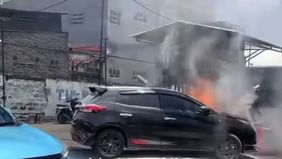 Peristiwa kebakaran mobil terjadi di kawasan Jalan Kemanggisan Raya, Palmerah, Jakarta Barat, pada Senin, 3 November 2025.