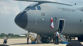 Dari Pantauan NTVnews.id di lokasi, setelah melakukan penyerahan simbolis kunci Prabowo melakukan tarik tirai untuk membuka kode logo pesawat dan ada hal yang menarik yaitu prosesi penyiraman air kembang ke roda depan pesawat.