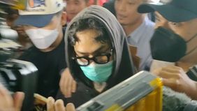 Artis Leonardo Arya atau yang lebih dikenal dengan nama Onad, menyampaikan pesan singkat kepada sang istri, Beby Prisillia, usai mengikuti asesmen di Badan Narkotika Nasional Provinsi (BNNP) DKI Jakarta.