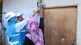 Hari itu, suasana Desa Pejamben, Kecamatan Carita, Kabupaten Pandeglang, Banten dipenuhi rasa haru dan sukacita. Dari balik jendela rumah-rumah sederhana, warga menyambut hangat kehadiran listrik yang kini benar-benar menyala di rumah mereka sendiri.