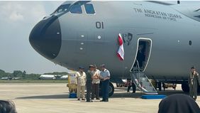 Prabowo Serahkan Langsung Pesawat Angkut Militer Pertama Indonesia ke Panglima TNI di Lanud Halim