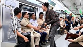 Presiden Prabowo Subianto memberikan instruksi kepada Menteri Koordinator Bidang Infrastruktur dan Pembangunan Kewilayahan (Menko Infra) Agus Harimurti Yudhoyono (AHY) untuk menyiapkan rencana pembangunan jaringan rel kereta api di Pulau Kalimantan. 