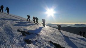 Sebanyak tujuh pendaki dilaporkan meninggal dunia dan empat lainnya masih hilang akibat longsoran salju yang melanda kawasan kamp utama puncak Yalung Ri di Nepal. Kabar tersebut disampaikan oleh surat kabar Kathmandu Post pada Senin 3 November 2025, 