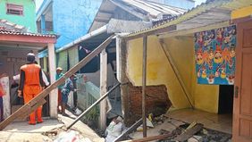 Sebanyak lima rumah di RT 08/RW 05 Kelurahan Makasar, Jakarta Timur, mengalami retak dan ambruk akibat pergeseran tanah di sekitar saluran air tua yang sudah berusia lebih dari empat dekade.