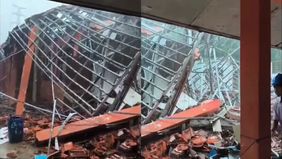 Lima ruang kelas di SMKN 1 Gunung Putri, Kabupaten Bogor, Jawa Barat, ambruk pada Senin, 3 November 2025, siang, setelah hujan deras disertai angin kencang mengguyur wilayah tersebut. Peristiwa ini menyebabkan sedikitnya 42 siswa menjadi korban.