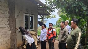 Badan Penanggulangan Bencana Daerah (BPBD) Kabupaten Cianjur, Jawa Barat, menurunkan tim untuk mendata dampak pergeseran tanah yang terjadi di Desa Cibanteng, Kecamatan Sukaresmi.
