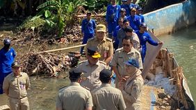 Gubernur DKI Jakarta, Pramono Anung meninjau langsung tanggul Baswedan di Kali Pulo, Jati Padang, Pasar Minggu, Jakarta Selatan pada Selasa, 4 November 2025.