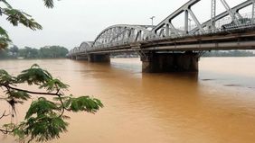 Jumlah korban jiwa akibat curah hujan ekstrem yang melanda wilayah tengah Vietnam terus bertambah, kini mencapai 42 orang, setelah banjir baru kembali menerjang Kota Hue, menurut laporan situs pemerintah VietnamNews pada Senin.