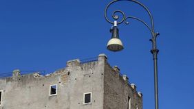 Sebagian struktur Menara Torre dei Conti, bangunan peninggalan abad pertengahan yang tengah dipugar di pusat Kota Roma, Italia, runtuh pada Senin, 3 November 2025, menyebabkan empat pekerja konstruksi terluka dan memicu operasi penyelamatan besar-bes