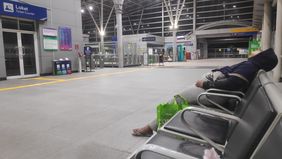 Beberapa penumpang lain juga terlihat beristirahat di bangku, maupun lantai warung di area luar stasiun. Sebagian besar di antara mereka, memang sengaja menunggu jadwal keberangkatan pertama di pagi hari. Namun, ada juga yang ketinggalan kereta terak