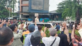 Presiden RI Prabowo Subianto menarik perhatian publik saat membagikan bantuan berupa uang tunai dan kaos kepada masyarakat di sekitar Stasiun Tanah Abang Baru, Jakarta Pusat, pada Selasa, 4 November 2025 siang.