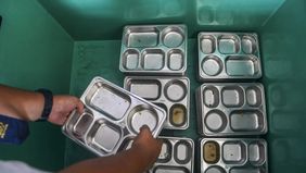 Badan Gizi Nasional (BGN) menegaskan bahwa bahan ompreng program Makan Bergizi Gratis (MBG) harus menggunakan stainless steel 304 (SS 304), yang tahan terhadap karat dan korosi sehingga aman untuk peralatan makan dan masak.