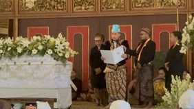 Pengadilan Negeri (PN) Solo akhirnya mengabulkan permohonan perubahan nama yang diajukan Paku Buwono (PB) XIV Purbaya setelah sebelumnya menolak permohonan serupa. Pengajuan kedua ini kembali diajukan oleh pihak KGPH Purbaya dan memperoleh penetapan 