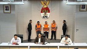 Komisi Pemberantasan Korupsi (KPK) resmi menetapkan dua orang lainnya sebagai tersangka bersama Gubernur Riau Abdul Wahid (AW) setelah operasi tangkap tangan (OTT) terkait dugaan kasus korupsi berupa pemerasan di lingkungan Pemerintah Provinsi Riau T