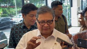 Menteri Koordinator Bidang Perekonomian Airlangga Hartarto merespons terkait penyelesaian utang proyek Kereta Cepat Jakarta–Bandung atau Whoosh menggunakan APBN.