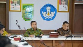Kementerian Dalam Negeri (Kemendagri) Republik Indonesia resmi menunjuk Wakil Gubernur Riau SF Hariyanto untuk mengambil alih tugas dan wewenang Gubernur Riau Abdul Wahid, yang saat ini telah ditetapkan sebagai tersangka serta ditahan oleh Komisi Pem