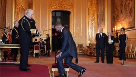 David Beckham kembali mencatat sejarah dalam hidupnya. Salah satu ikon sepak bola terbesar Inggris itu resmi menerima gelar bangsawan dari Raja Charles di Kastil Windsor pada Selasa, 4 November 2025 kemarin.