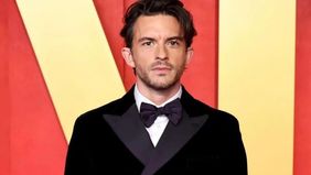 Aktor asal Inggris Jonathan Bailey resmi dinobatkan sebagai Pria Terseksi Dunia (Sexiest Man Alive) 2025 oleh majalah People.