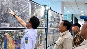 Presiden Republik Indonesia Prabowo Subianto meninjau master plan pengembangan kawasan berbasis transportasi atau Transit Oriented Development (TOD) untuk tiga stasiun utama di Jakarta